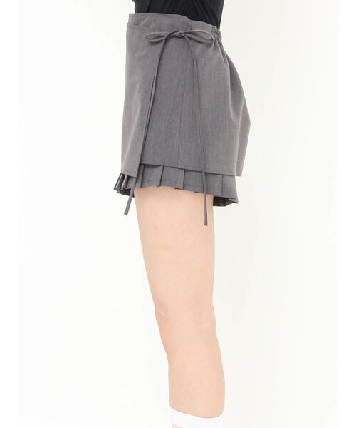 CALNAMUR（カルナムール）の「ラッププリーツショートパンツ（その他パンツ・レディース・グレー/アイボリー・FREE）」の4枚目の写真
