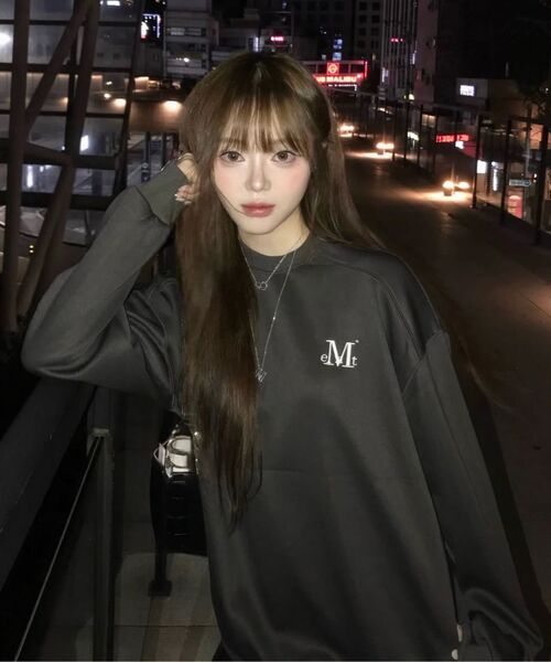 MUCENT(ムセント)の「シグニチャーベーシックロゴスウェット男女共用(5カラー)(スウェット・レディース・チャコールグレー/レッド系/カーキ系/ブラック系1/グレー系1・FREE/1)」の18枚目の写真