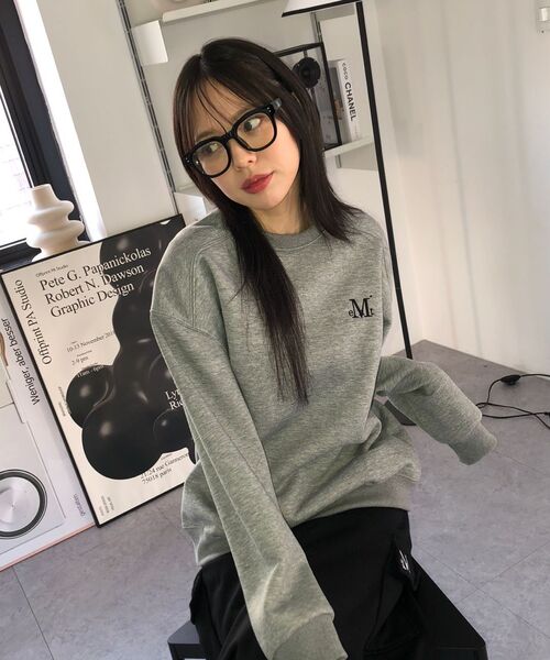 MUCENT(ムセント)の「シグニチャーベーシックロゴスウェット男女共用(5カラー)(スウェット・レディース・チャコールグレー/レッド系/カーキ系/ブラック系1/グレー系1・FREE/1)」の13枚目の写真