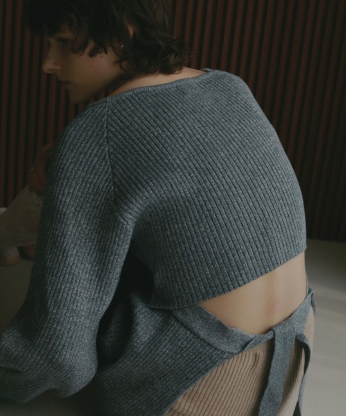 MANOF(マノフ)の「BACK OPEN RIB KNIT(ニット/セーター・レディース・ブルー系その他/ホワイト/ブラック・F)」の4枚目の写真