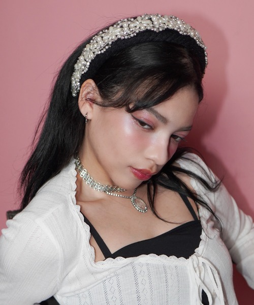 IMARI(イマリ)の「【 IMARI / イマリ 】 フェイクパール ワイド カチューシャ(カチューシャ・レディース・ブラック・FREE)」の4枚目の写真