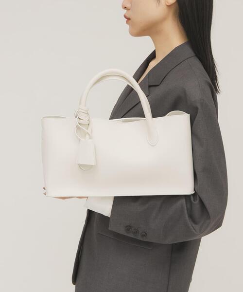 KBF（ケイビーエフ）の「チャーム付きワイドボックスBAG（ハンドバッグ・レディース・オフホワイト/ブラック・ONE）」の8枚目の写真