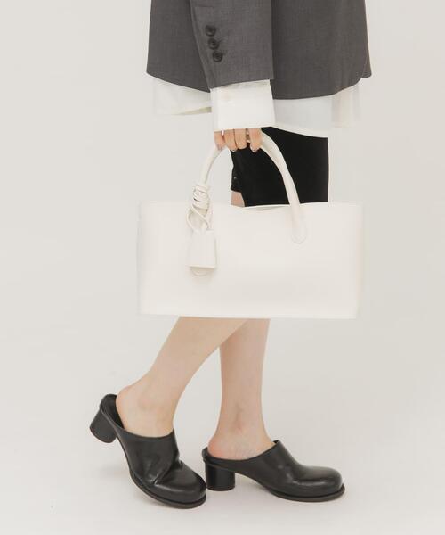 KBF（ケイビーエフ）の「チャーム付きワイドボックスBAG（ハンドバッグ・レディース・オフホワイト/ブラック・ONE）」の9枚目の写真