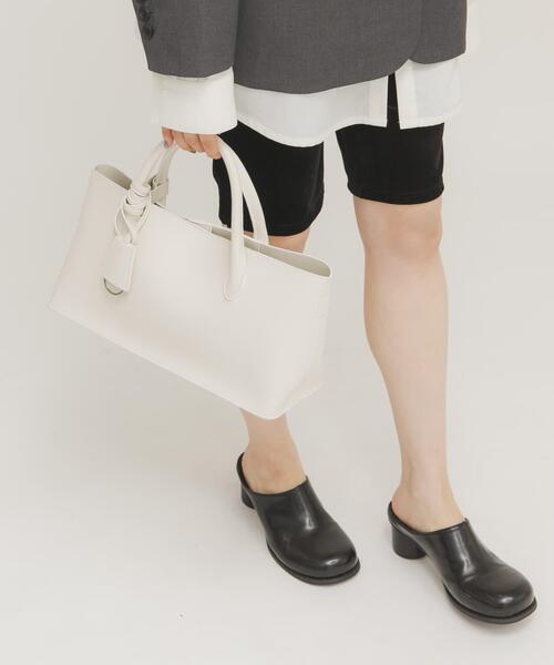 KBF（ケイビーエフ）の「チャーム付きワイドボックスBAG（ハンドバッグ・レディース・オフホワイト/ブラック・ONE）」の10枚目の写真