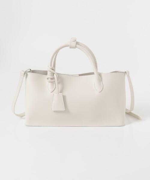 KBF（ケイビーエフ）の「チャーム付きワイドボックスBAG（ハンドバッグ・レディース・オフホワイト/ブラック・ONE）」の11枚目の写真