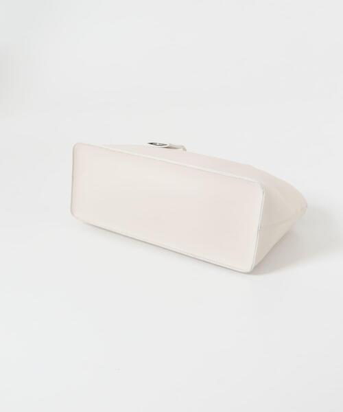 KBF（ケイビーエフ）の「チャーム付きワイドボックスBAG（ハンドバッグ・レディース・オフホワイト/ブラック・ONE）」の13枚目の写真