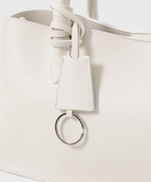 KBF（ケイビーエフ）の「チャーム付きワイドボックスBAG（ハンドバッグ・レディース・オフホワイト/ブラック・ONE）」の15枚目の写真