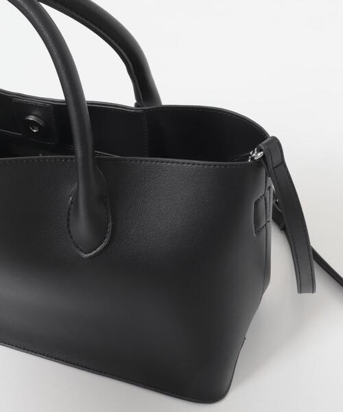 KBF（ケイビーエフ）の「チャーム付きワイドボックスBAG（ハンドバッグ・レディース・オフホワイト/ブラック・ONE）」の7枚目の写真