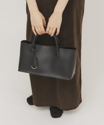 KBF | チャーム付きワイドボックスBAG(ハンドバッグ)