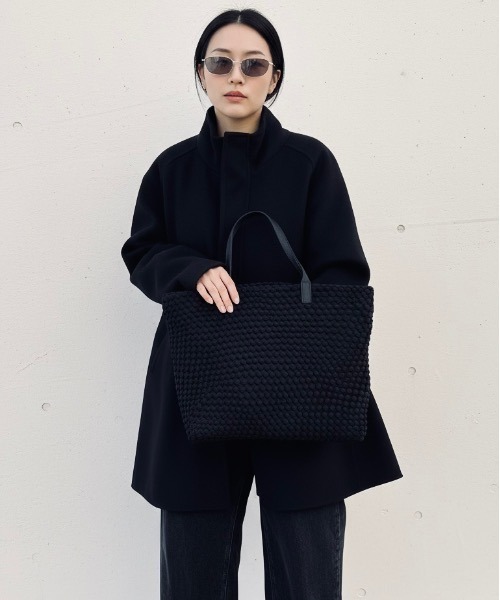 IO(イオ)(イオ)の「HERB/Intrecciato Big Tote Bag with Leather Trim/レザーコンビイントレチャートビッグトートバッグ(トートバッグ・レディース・グレー/ブラック・FREE)」の12枚目の写真