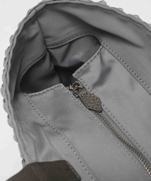 IO(イオ)(イオ)の「HERB/Intrecciato Big Tote Bag with Leather Trim/レザーコンビイントレチャートビッグトートバッグ(トートバッグ・レディース・グレー/ブラック・FREE)」の10枚目の写真