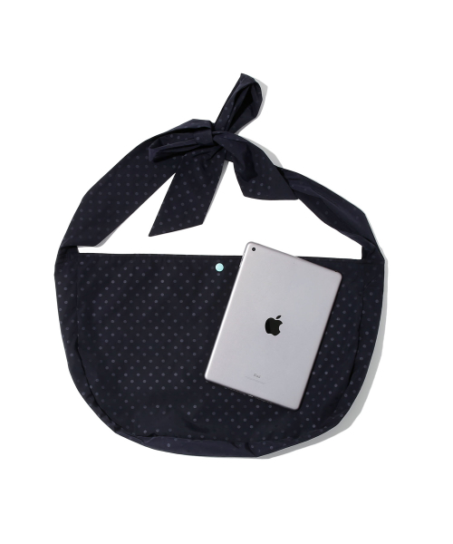 KIJIKO(キジコ)の「ke904-Dot Hobo Bag Navy(メッセンジャーバッグ・レディース・ネイビー・FREE)」の4枚目の写真