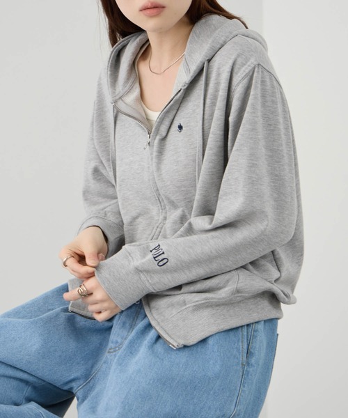Mac-House(マックハウス)の「POLO BCS ワンポイント刺繍 クロップド ジップアップパーカー(パーカー・レディース・杢グレー/ネイビー/オートミール・M/L)」の2枚目の写真