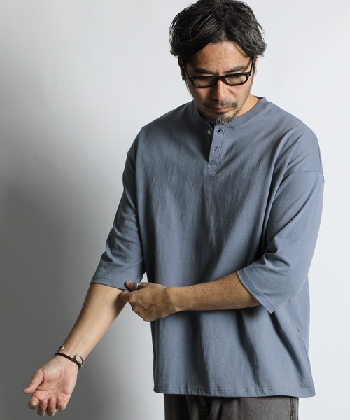 The DUFFER of ST.GEORGE(ザダファーオブセントジョージ)の「8oz HEAVY WEIGHT COTTON 3/4 SLEEVE HENLEY NECK TEE:セットアップ対応 ヘビーウェイト 7分袖 ヘンリーネックTEE / 8オンス / 厚手Tシャツ / ルーズフィット(Tシャツ/カットソー・メンズ・スミクロ/オフホワイト/ブルーグレー/ベージュ・XX-LARGE/X-LARGE/MEDIUM/SMALL/LARGE)」の3枚目の写真