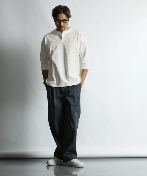 The DUFFER of ST.GEORGE(ザダファーオブセントジョージ)の「8oz HEAVY WEIGHT COTTON 3/4 SLEEVE HENLEY NECK TEE:セットアップ対応 ヘビーウェイト 7分袖 ヘンリーネックTEE / 8オンス / 厚手Tシャツ / ルーズフィット(Tシャツ/カットソー・メンズ・スミクロ/オフホワイト/ブルーグレー/ベージュ・XX-LARGE/X-LARGE/MEDIUM/SMALL/LARGE)」の6枚目の写真