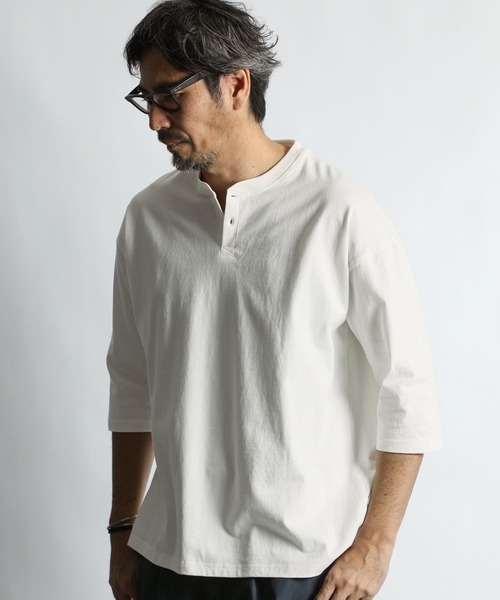 The DUFFER of ST.GEORGE(ザダファーオブセントジョージ)の「8oz HEAVY WEIGHT COTTON 3/4 SLEEVE HENLEY NECK TEE:セットアップ対応 ヘビーウェイト 7分袖 ヘンリーネックTEE / 8オンス / 厚手Tシャツ / ルーズフィット(Tシャツ/カットソー・メンズ・スミクロ/オフホワイト/ブルーグレー/ベージュ・XX-LARGE/X-LARGE/MEDIUM/SMALL/LARGE)」の5枚目の写真