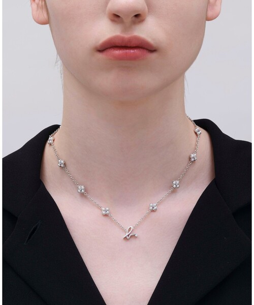 agnes b.(アニエスベー)の「"b."ロゴ フラワーモチーフ パール ネックレス "Double bloom"(ネックレス・レディース・シルバー・FREE)」の3枚目の写真