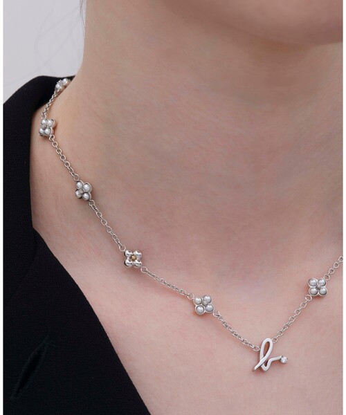 agnes b.(アニエスベー)の「"b."ロゴ フラワーモチーフ パール ネックレス "Double bloom"(ネックレス・レディース・シルバー・FREE)」の4枚目の写真