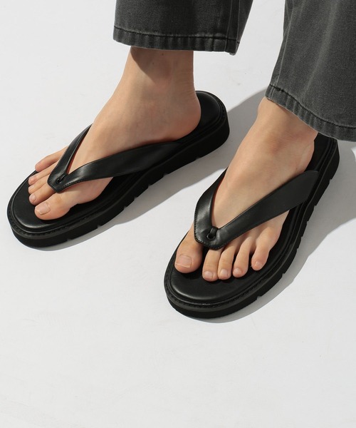 niko and...(ニコアンド)の「フェイクレザー配色トングサンダル(サンダル・メンズ・ブラック/ブラウン・MEDIUM/LARGE)」の6枚目の写真