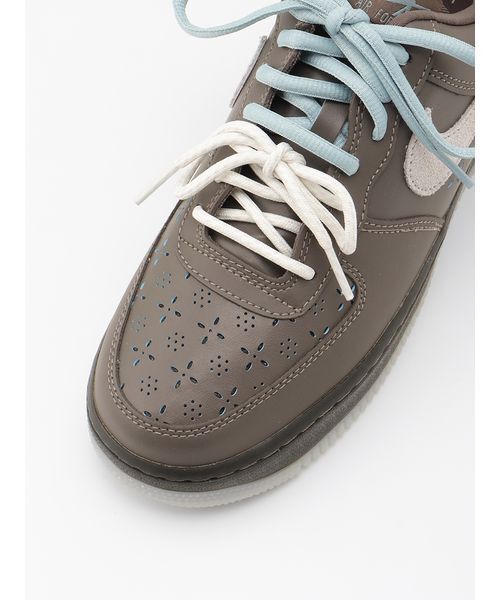 NIKE(ナイキ)の「【NIKE】W Air Force 1 '07 LV8 FMME / ナイキ ウィメンズ エア フォース 1 '07 LV8 FMME IR5690-256(スニーカー・レディース・ダークグレー・25/24.5/23/24/23.5)」の5枚目の写真