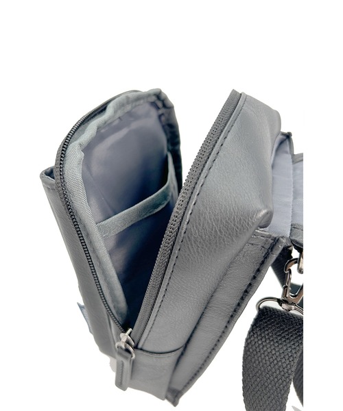 POLOCHAMPS(ポロチャンプス)の「POLOCHAMPS/ポロチャンプス 合皮フラップミニショルダー/シザーバッグ/スマホポーチ(ショルダーバッグ・メンズ・ブラック/グレー・FREE)」の10枚目の写真