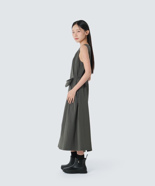 Snow Peak(スノーピーク)の「Snow Peak / Root Women's Sleeveless Dress ルート スリーブレスドレス ワンピース 海外限定(ワンピース・レディース・ブラック/ダークカーキ・S/M/L)」の16枚目の写真