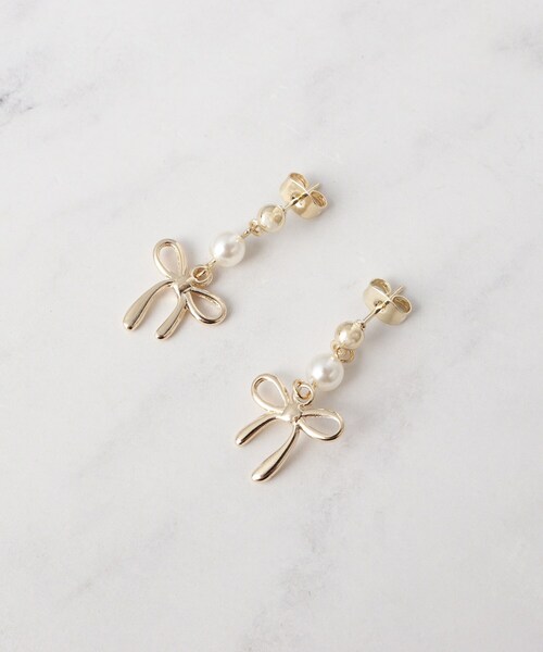 couture brooch(クチュールブローチ)の「フェイクパール付きリボンモチーフピアス(ピアス(両耳用)・レディース・ゴールド・00)」の2枚目の写真