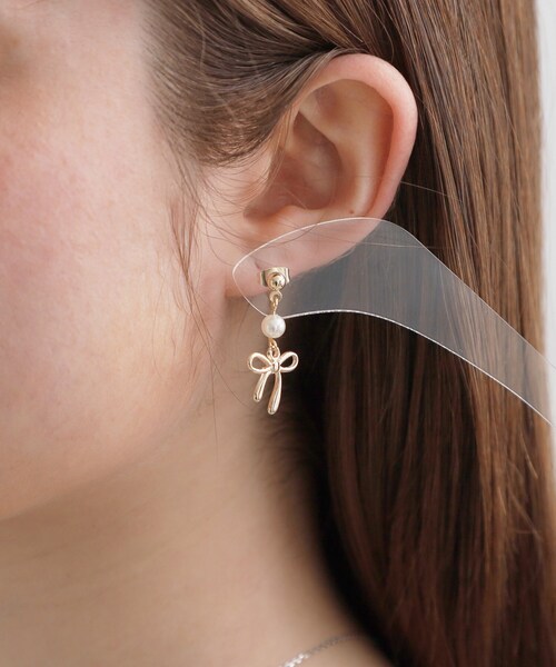 couture brooch(クチュールブローチ)の「フェイクパール付きリボンモチーフピアス(ピアス(両耳用)・レディース・ゴールド・00)」の5枚目の写真