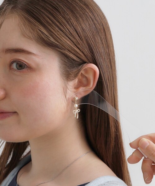 couture brooch(クチュールブローチ)の「フェイクパール付きリボンモチーフピアス(ピアス(両耳用)・レディース・ゴールド・00)」の6枚目の写真