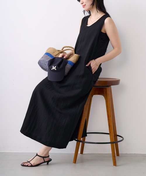 MICA&DEAL(マイカ&ディール)の「Iラインノースリーブワンピース(ワンピース・レディース・チャコールグレー/ブラック/ベージュ・FREE)」の2枚目の写真