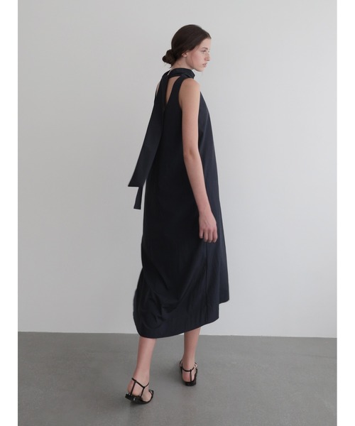 NOWNS(ナウンス)の「Sera | Halter long dress(ワンピース・レディース・ネイビー/アイボリー・FREE)」の1枚目の写真