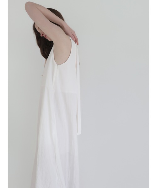NOWNS(ナウンス)の「Sera | Halter long dress(ワンピース・レディース・ネイビー/アイボリー・FREE)」の7枚目の写真