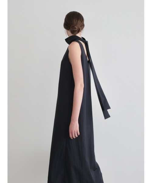 NOWNS(ナウンス)の「Sera | Halter long dress(ワンピース・レディース・ネイビー/アイボリー・FREE)」の8枚目の写真
