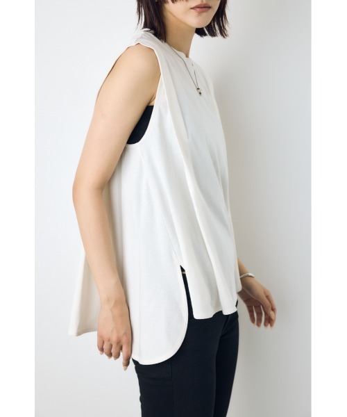 AZUL by moussy(アズールバイマウジー)の「【身長/骨格別着用画像あり】リュクスフローノースリーブトップス フレアカットトップス 春服 秋服 夏服 体系カバー お尻が隠れる(Tシャツ/カットソー・レディース・レッド/オフホワイト/ブラウン/ブラック・SMALL/MEDIUM)」の11枚目の写真