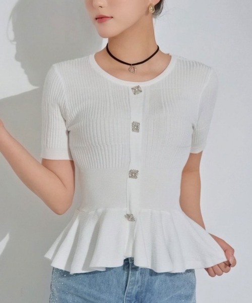 Diable baiser(ディアブルベーゼ)の「ビジューボタン×細ベルト付ペプラムニットトップス(Tシャツ/カットソー・レディース・ブラック/ホワイト・FREE)」の1枚目の写真