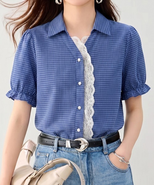 AMAJI(アマジ)の「チェック柄 レース切替 Vネック 半袖シャツ(シャツ/ブラウス・レディース・ブルー・MEDIUM/LARGE/X-LARGE)」の2枚目の写真