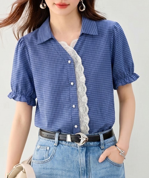 AMAJI(アマジ)の「チェック柄 レース切替 Vネック 半袖シャツ(シャツ/ブラウス・レディース・ブルー・MEDIUM/LARGE/X-LARGE)」の3枚目の写真