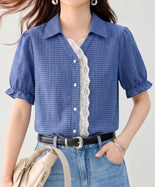 AMAJI(アマジ)の「チェック柄 レース切替 Vネック 半袖シャツ(シャツ/ブラウス・レディース・ブルー・MEDIUM/LARGE/X-LARGE)」の4枚目の写真