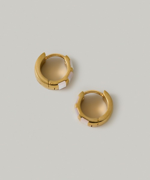 Jolie Toujours(ジョリトゥジュール)の「【汗や水に強い】〈ステンレス〉シェルフープピアス(ピアス(両耳用)・レディース・シルバー・FREE)」の4枚目の写真