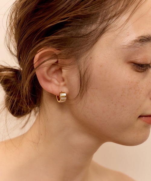 Jolie Toujours(ジョリトゥジュール)の「【汗や水に強い】〈ステンレス〉シェルフープピアス(ピアス(両耳用)・レディース・シルバー・FREE)」の5枚目の写真