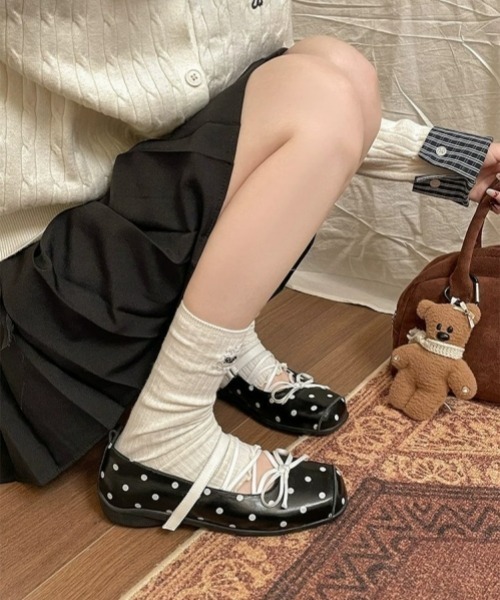 gossip！ロサンゼルス（ゴシップロサンゼルス）の「【Y2Kガーリー】レトロドット柄リボンバレエシューズ/スクエアトゥフラットマリージェーンシューズ（バレエシューズ・レディース・ブラック/オフホワイト・S/XL/L/M）」の20枚目の写真