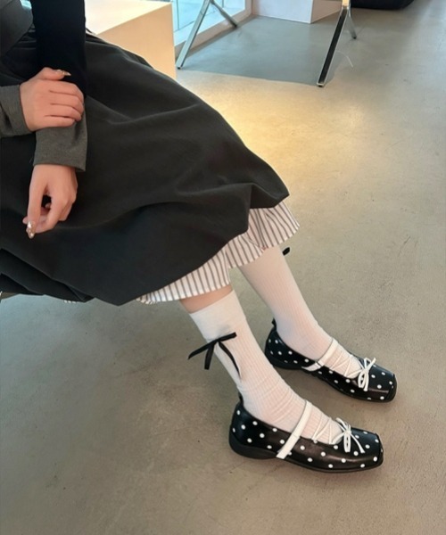 gossip！ロサンゼルス（ゴシップロサンゼルス）の「【Y2Kガーリー】レトロドット柄リボンバレエシューズ/スクエアトゥフラットマリージェーンシューズ（バレエシューズ・レディース・ブラック/オフホワイト・S/XL/L/M）」の13枚目の写真