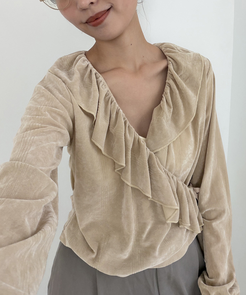 SLOBE IENA(スローブイエナ)の「miller/ミラー SLOBE別注 SHEER ベロアカシュクールトップス(Tシャツ/カットソー・レディース・ベージュ系その他/ブラック・FREE)」の2枚目の写真