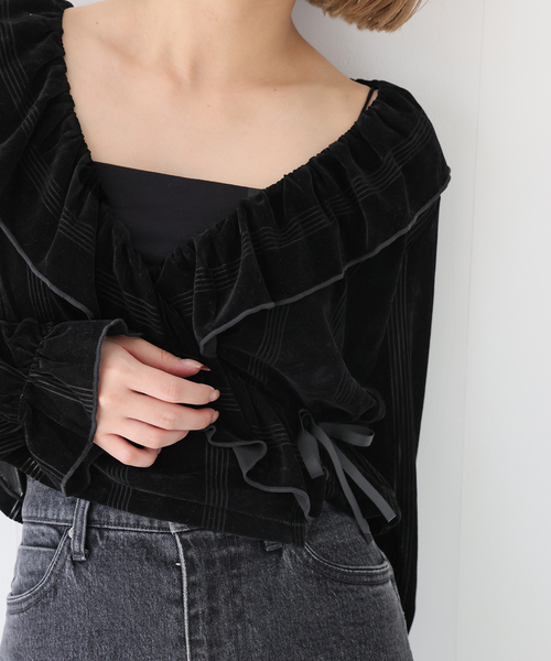 SLOBE IENA(スローブイエナ)の「miller/ミラー SLOBE別注 SHEER ベロアカシュクールトップス(Tシャツ/カットソー・レディース・ベージュ系その他/ブラック・FREE)」の1枚目の写真