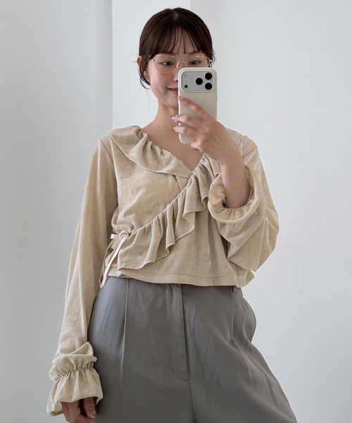 SLOBE IENA(スローブイエナ)の「miller/ミラー SLOBE別注 SHEER ベロアカシュクールトップス(Tシャツ/カットソー・レディース・ベージュ系その他/ブラック・FREE)」の5枚目の写真