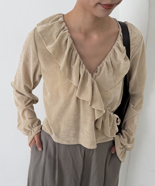 SLOBE IENA(スローブイエナ)の「miller/ミラー SLOBE別注 SHEER ベロアカシュクールトップス(Tシャツ/カットソー・レディース・ベージュ系その他/ブラック・FREE)」の6枚目の写真