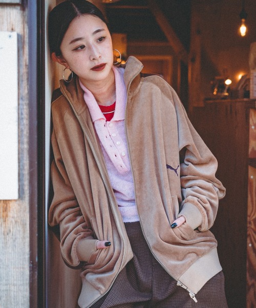 PUMA（プーマ）の「【WEB先行予約】[PUMA/プーマ] 別注 T7 ベロアトラックジャケット（ジャージ・レディース・キャメル/グレー・XS/S/M/L/XL）」の2枚目の写真