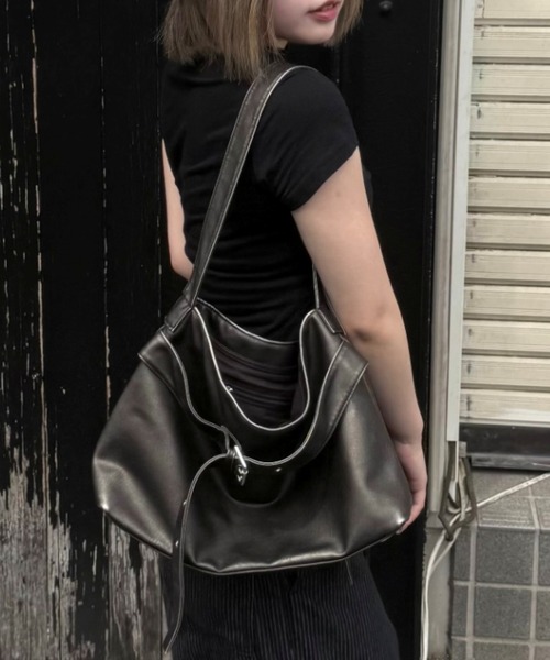 Never mind the XU / Chikashitsu+（ネバーマインド ザ エックスユー / チカシツプラス）の「【Chikashitsu +】vintage eyelet buckle shoulder bag / 【チカシツプラス】ヴィンテージアイレットバックルショルダーバッグ（ショルダーバッグ・メンズ・ブラウン/ダークグレー・ONE SIZE）」の2枚目の写真