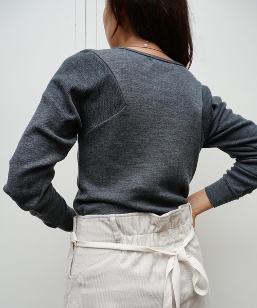 ARCHI（アーキ）の「WASHABLE WOOL TOP（Tシャツ/カットソー・レディース・アイボリー/チャコールグレー/ダークブラウン・S/M）」の7枚目の写真