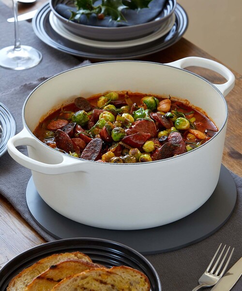 Le Creuset（ルクルーゼ）の「シグニチャー ココット・ロンド 22ｃｍ（鍋/フライパン・レディース・オレンジ/チェリーレッド/イエロー系その他/ホワイト/グリーン系その他/コバルトブルー/ブルー系その他/ホワイト系その他/ピンク系その他2/ブラック系その他/レッド系その他/ベージュ系その他/オレンジ系その他/グリーン系その他2・22cm）」の3枚目の写真